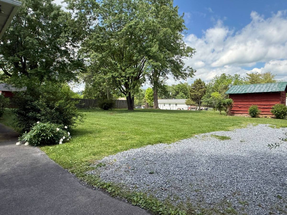 House for rent at 604 Ridgeview Dr, Johnson City, TN 37604