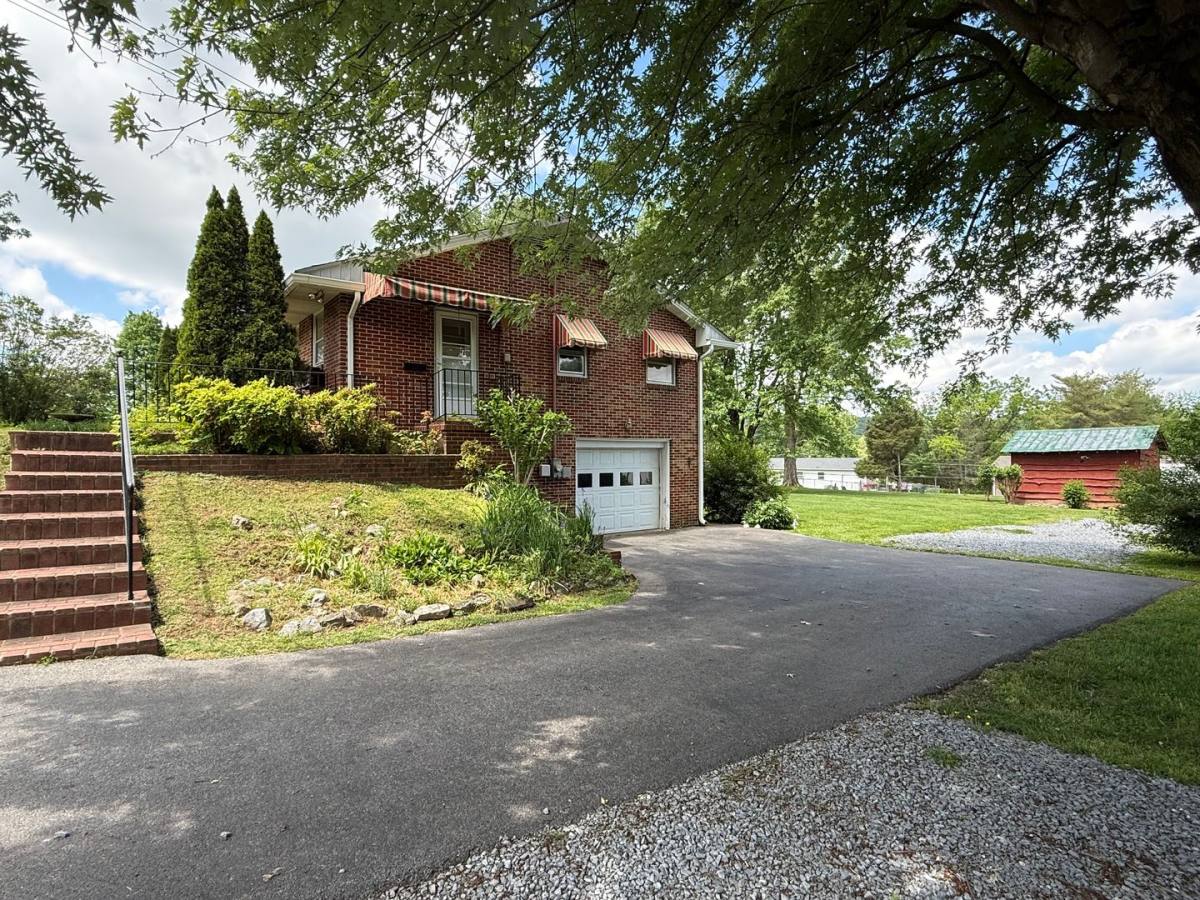 House for rent at 604 Ridgeview Dr, Johnson City, TN 37604