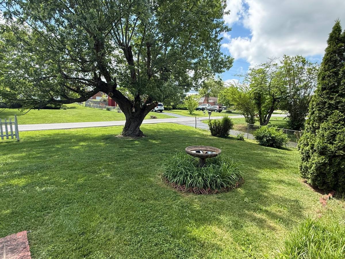 House for rent at 604 Ridgeview Dr, Johnson City, TN 37604