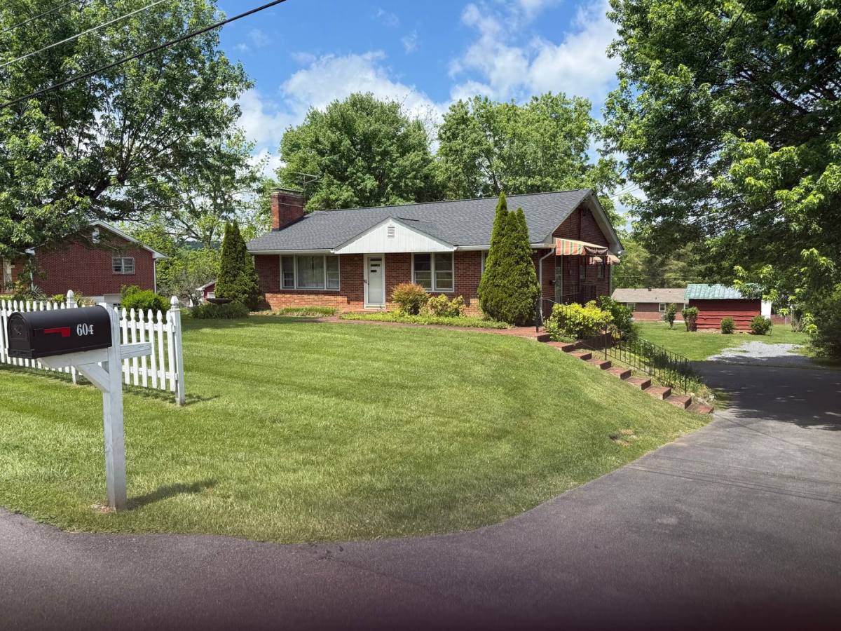 House for rent at 604 Ridgeview Dr, Johnson City, TN 37604