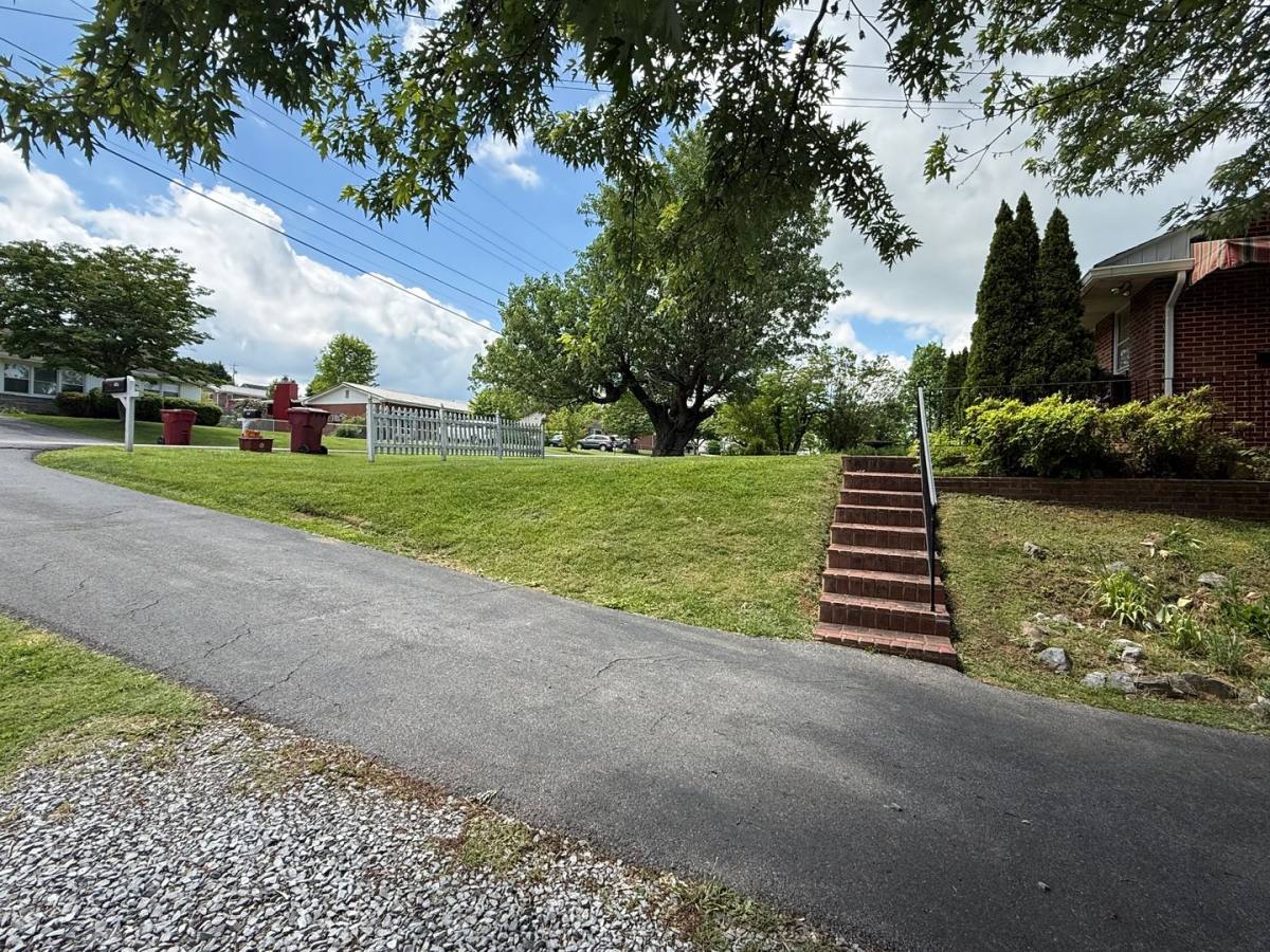 House for rent at 604 Ridgeview Dr, Johnson City, TN 37604