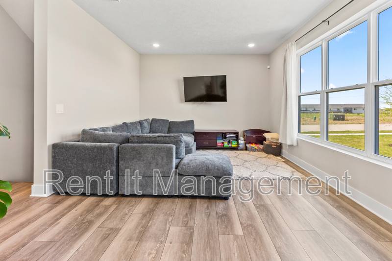 House for rent at 6910 Stony Point Dr, Papillion, NE 68133