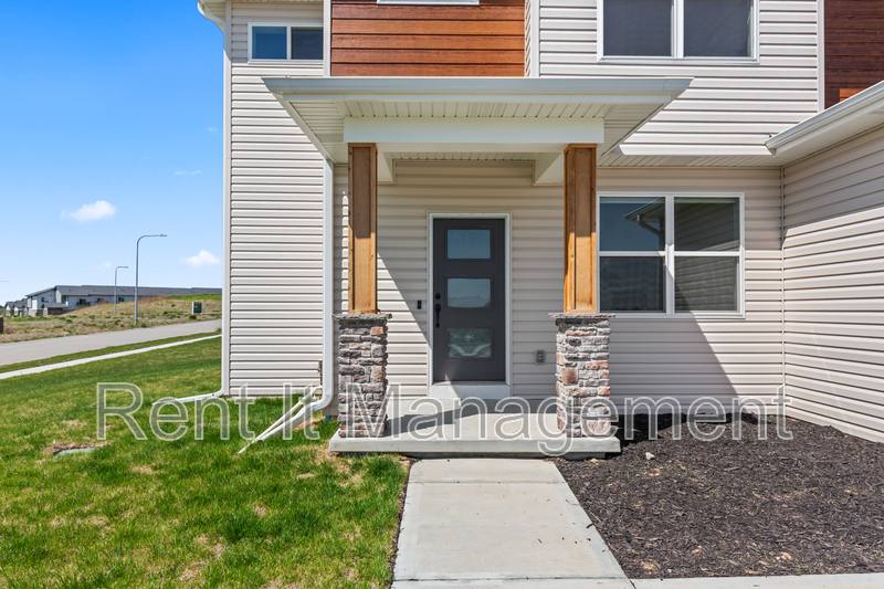 House for rent at 6910 Stony Point Dr, Papillion, NE 68133