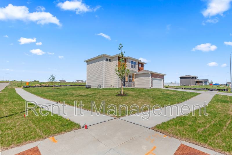 House for rent at 6910 Stony Point Dr, Papillion, NE 68133