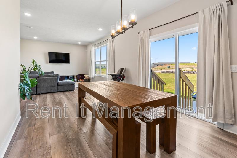 House for rent at 6910 Stony Point Dr, Papillion, NE 68133