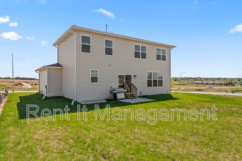 House for rent at 6910 Stony Point Dr, Papillion, NE 68133
