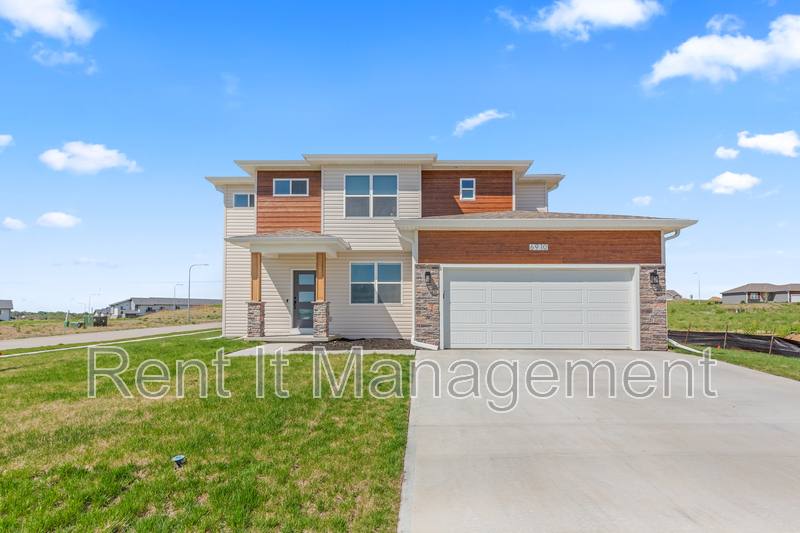 House for rent at 6910 Stony Point Dr, Papillion, NE 68133