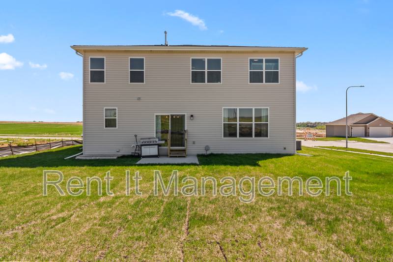House for rent at 6910 Stony Point Dr, Papillion, NE 68133