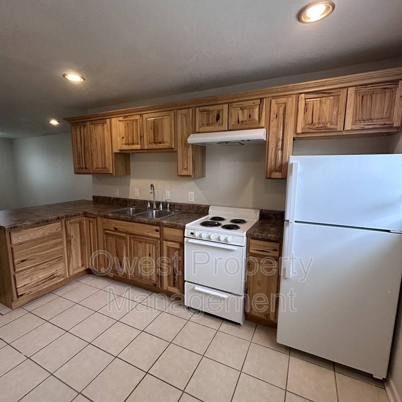 Apartment for rent at 409 E Woodlawn Ave #2, Hastings, MI 49058