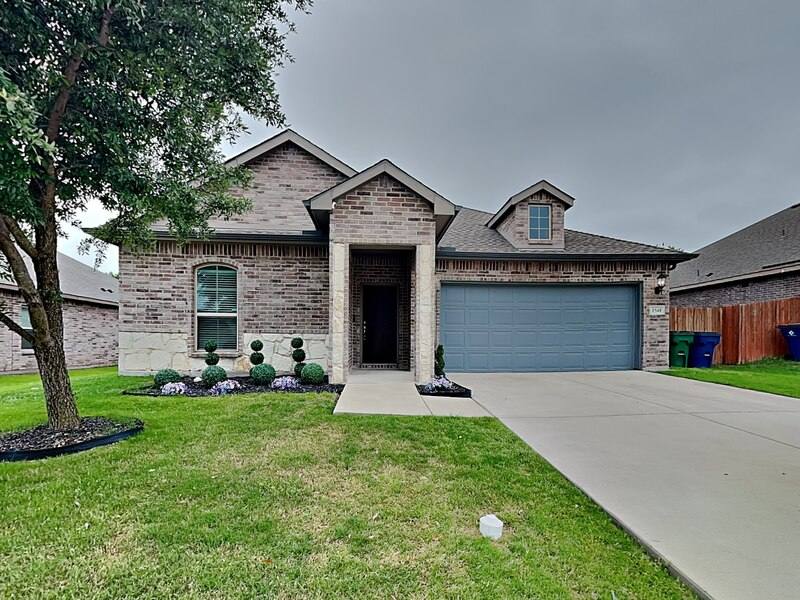 House for rent at 1548 Woodlake Dr, Waxahachie, TX 75165