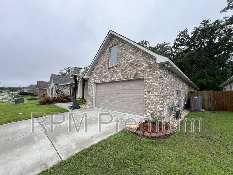 House for rent at 18945 Corlis Green Dr, Zachary, LA 70791