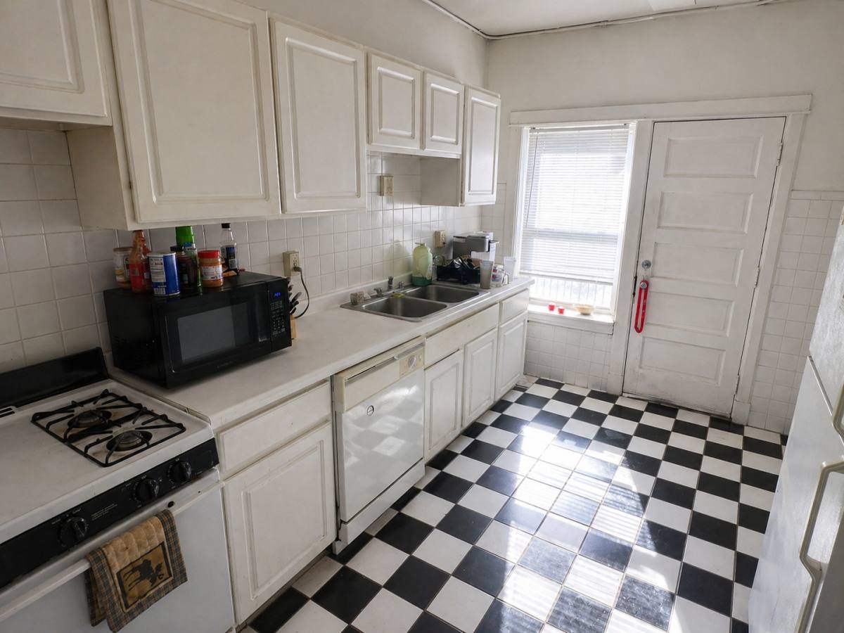 Apartment for rent at 2537-41 N Farwell, Milwaukee, WI 53211