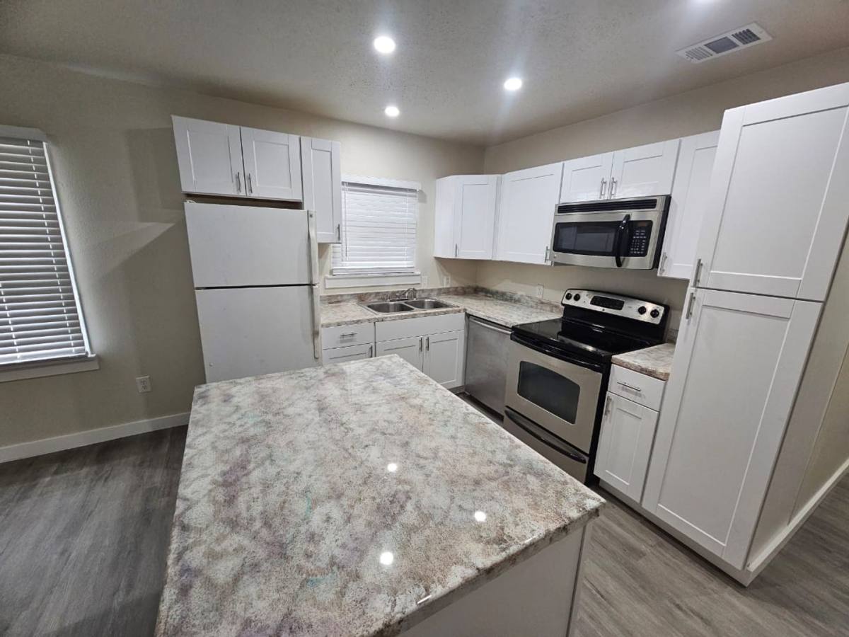 Townhouse for rent at 915 917 N Fitzhugh Ave, Dallas, TX 75204