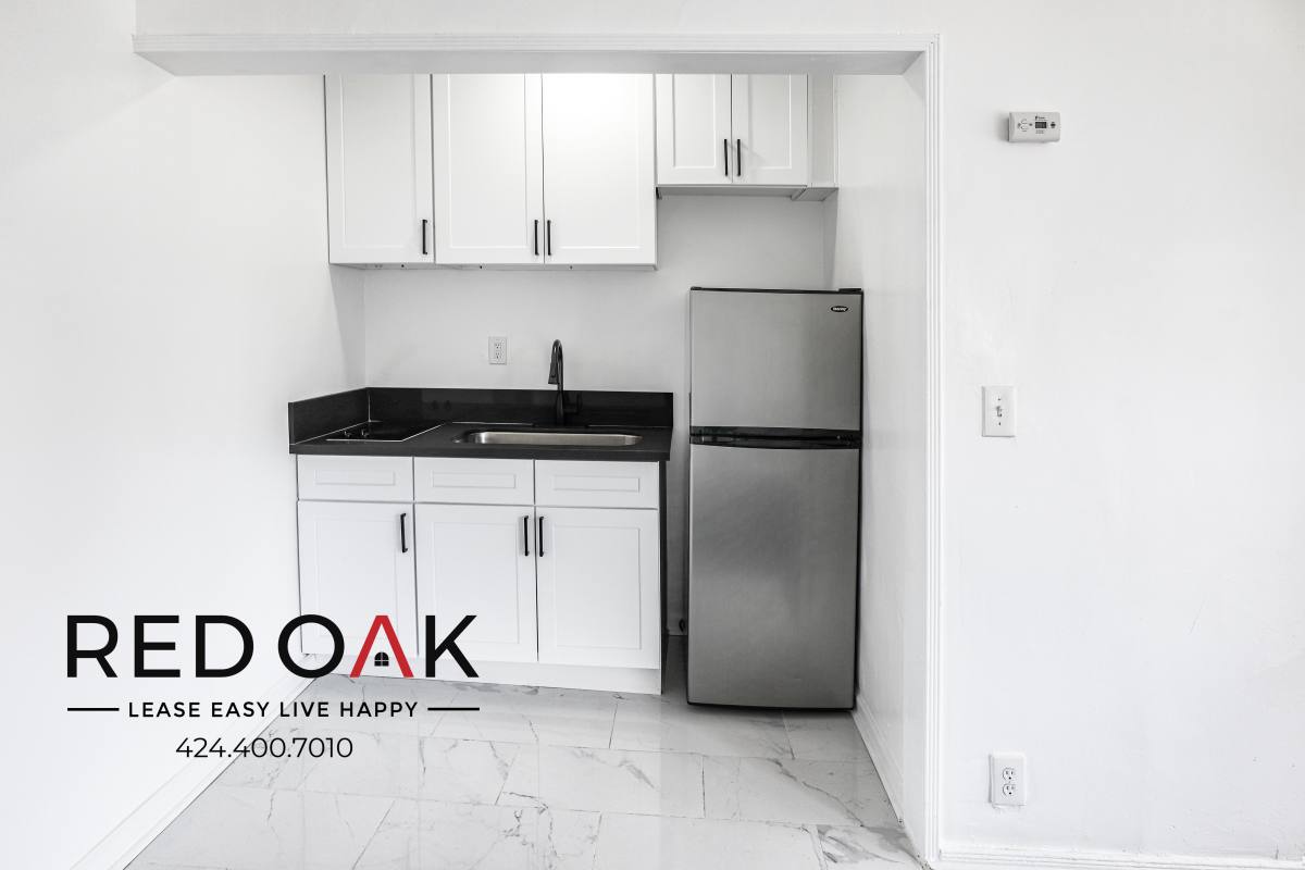 Apartment for rent at 851 S Kenmore Ave #2, Los Angeles, CA 90005
