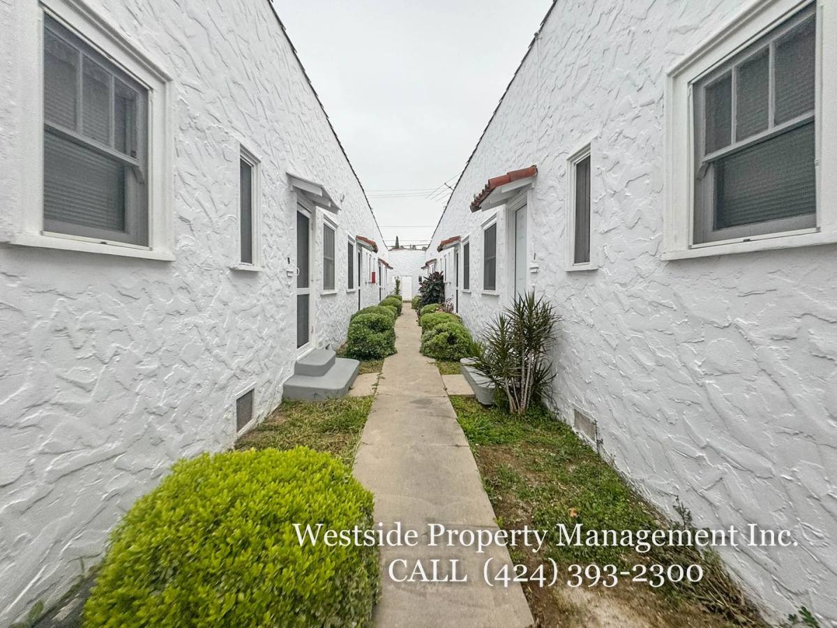 Apartment for rent at 1331 17th St #B, Santa Monica, CA 90404