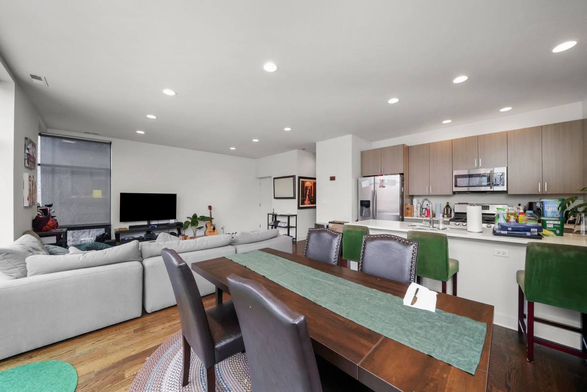 Apartment for rent at 832 W Erie St, Chicago, IL 60642