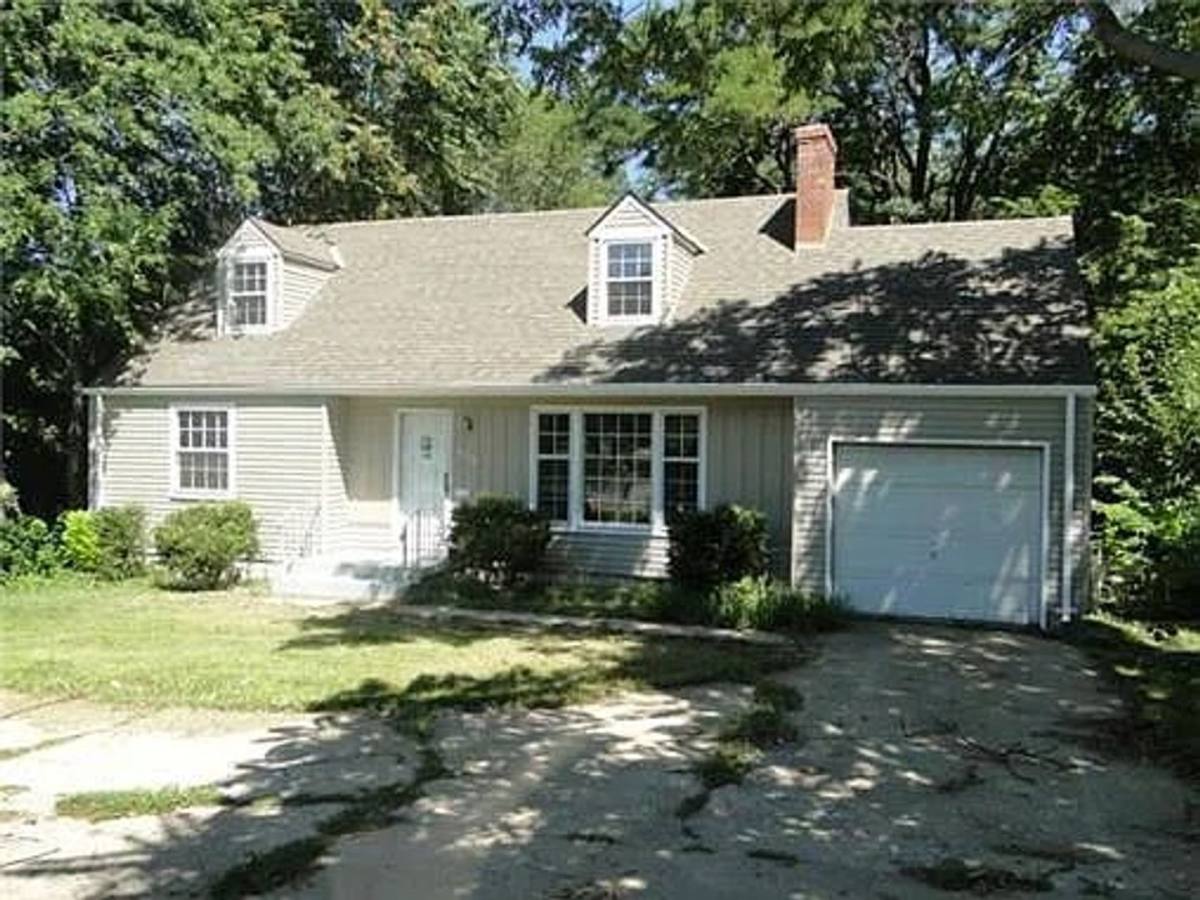House for rent at 4012 W 75th St, Prairie Village, KS 66208