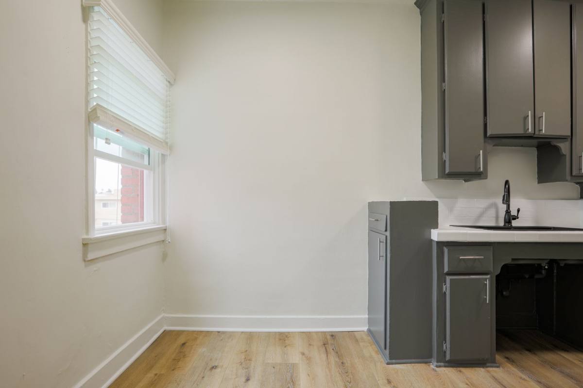 Apartment for rent at 454 S Catalina St, Los Angeles, CA 90020