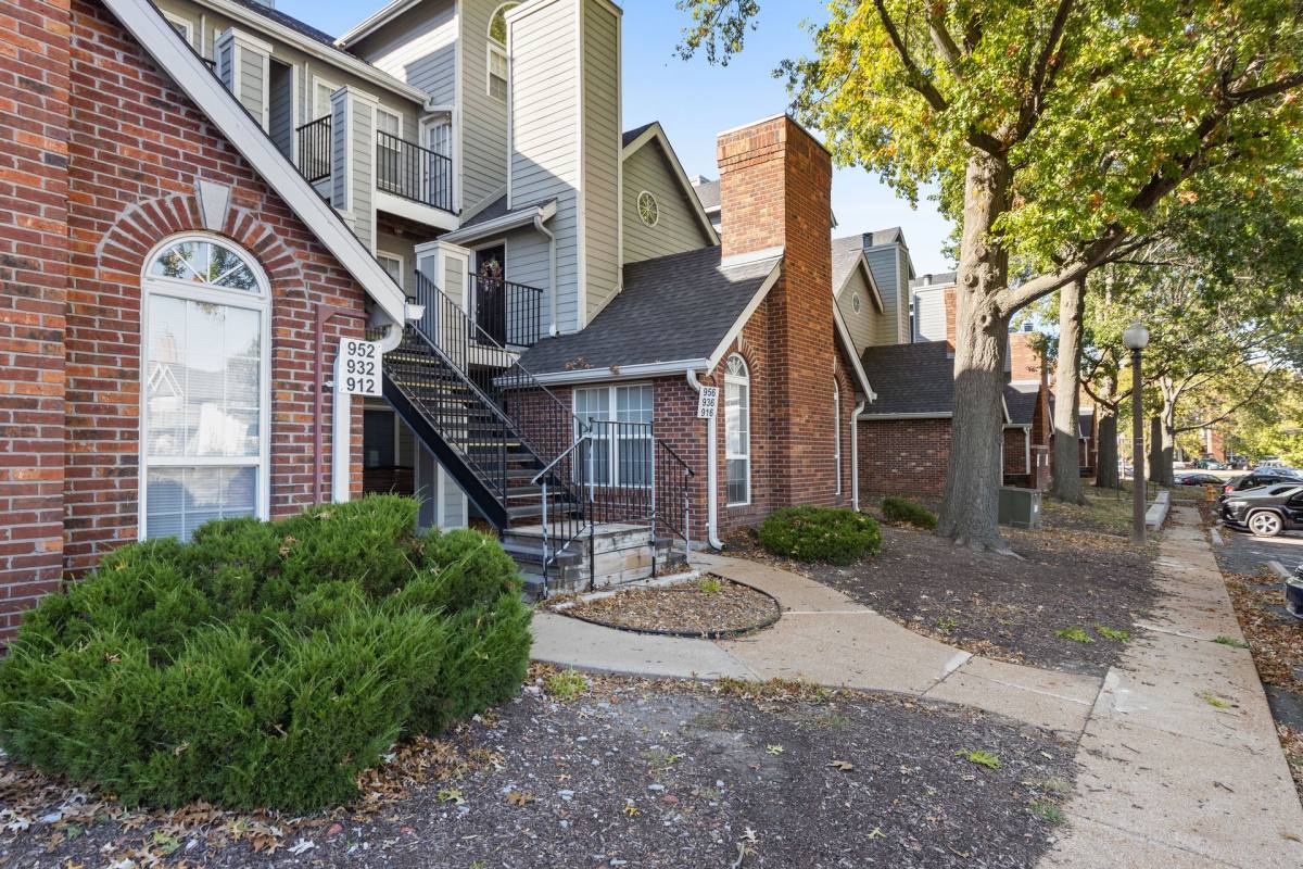 Apartment for rent at 1002 Heritage Court, Saint Charles, MO 63303