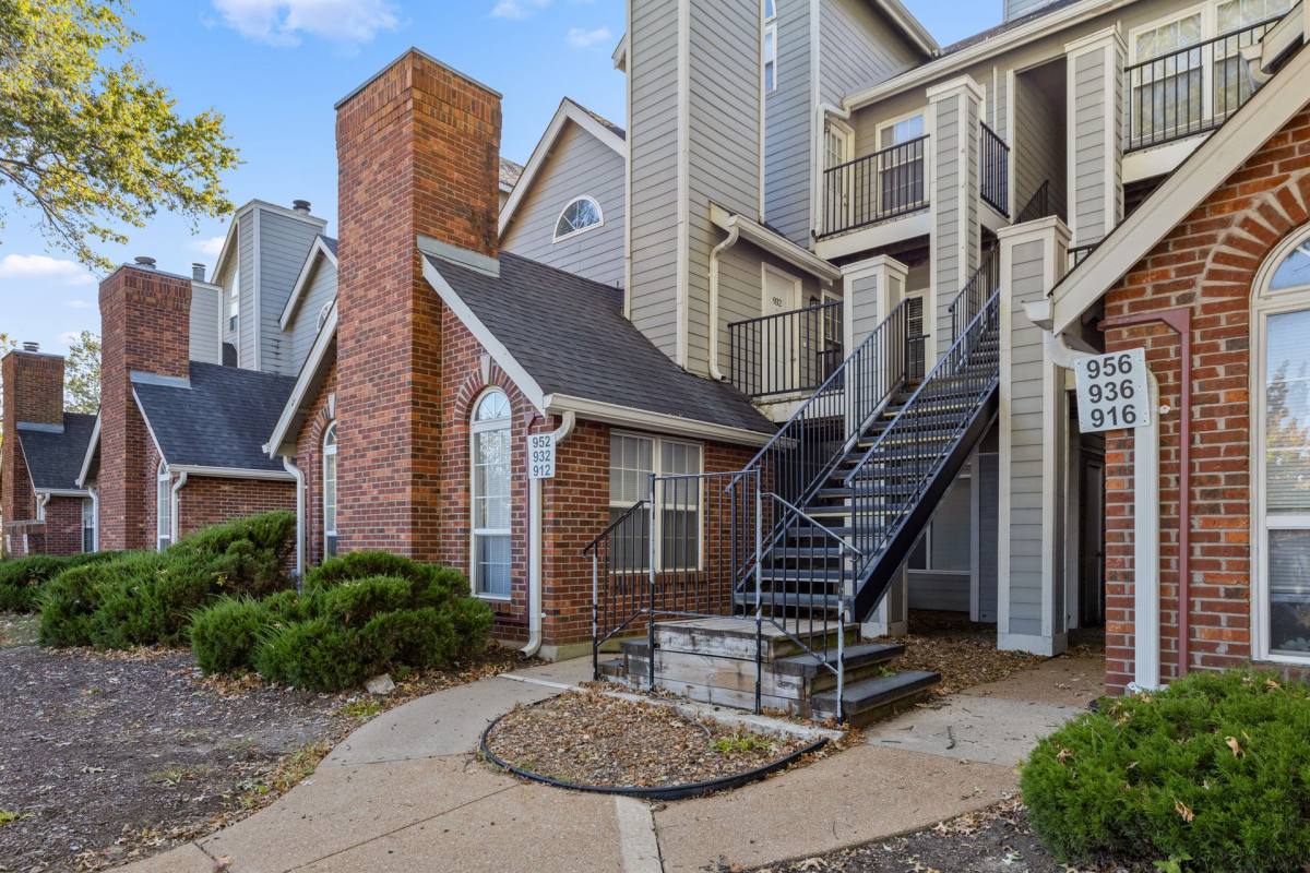 Apartment for rent at 1002 Heritage Court, Saint Charles, MO 63303