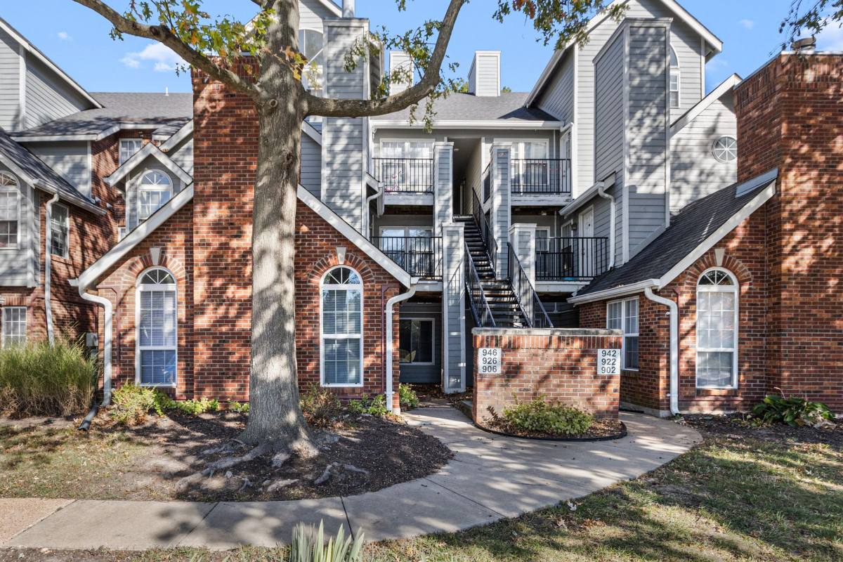 Apartment for rent at 1002 Heritage Court, Saint Charles, MO 63303
