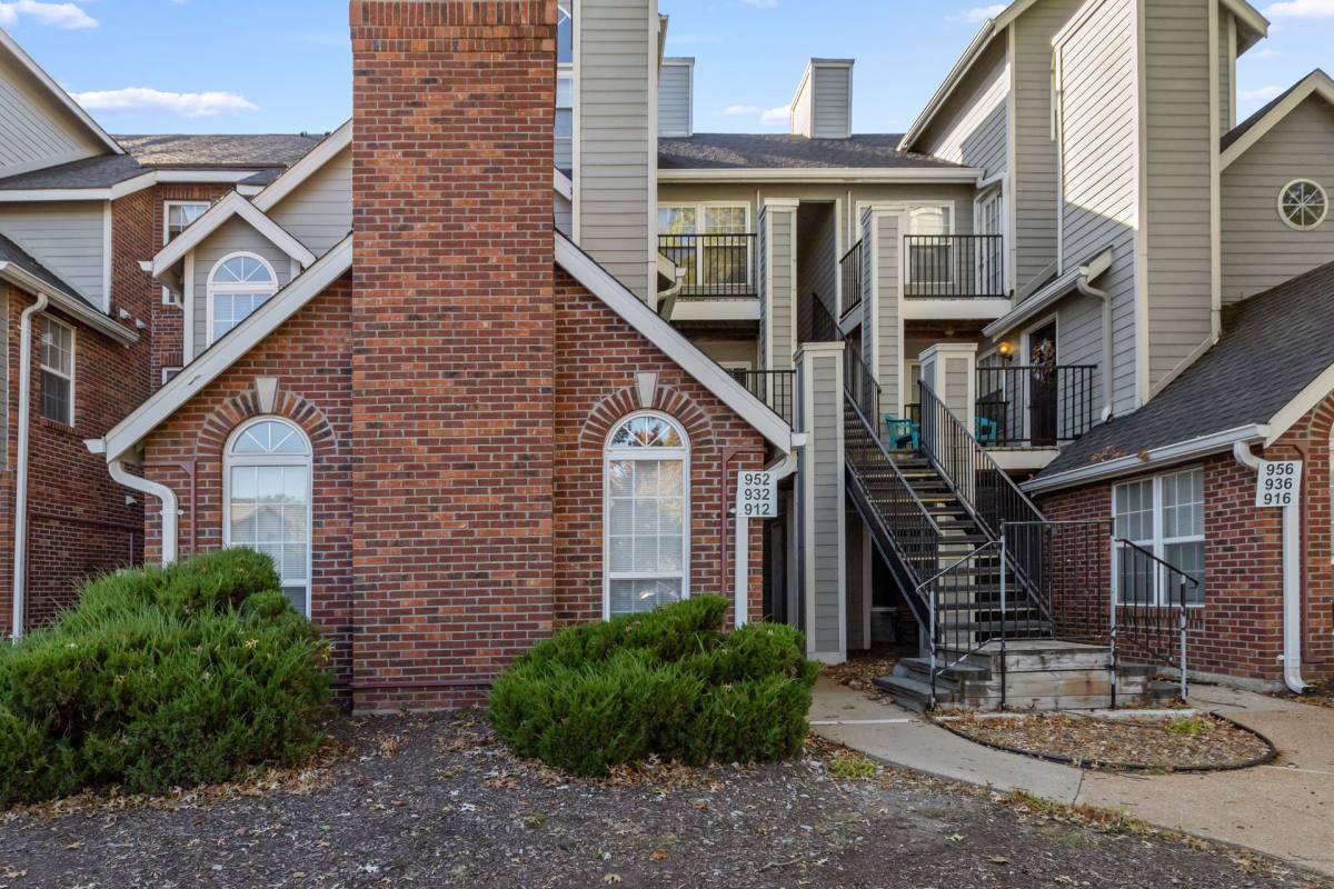 Apartment for rent at 1002 Heritage Court, Saint Charles, MO 63303
