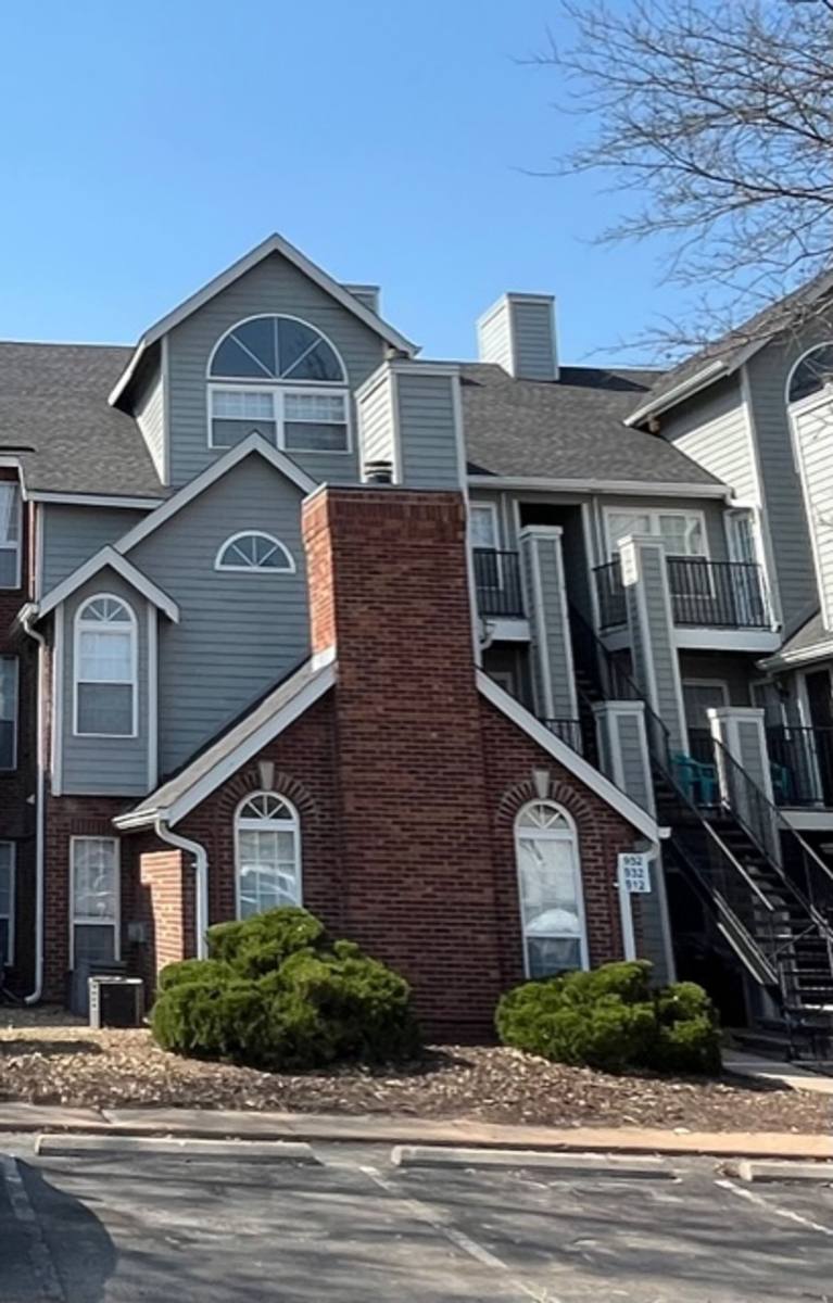 Apartment for rent at 1002 Heritage Court, Saint Charles, MO 63303