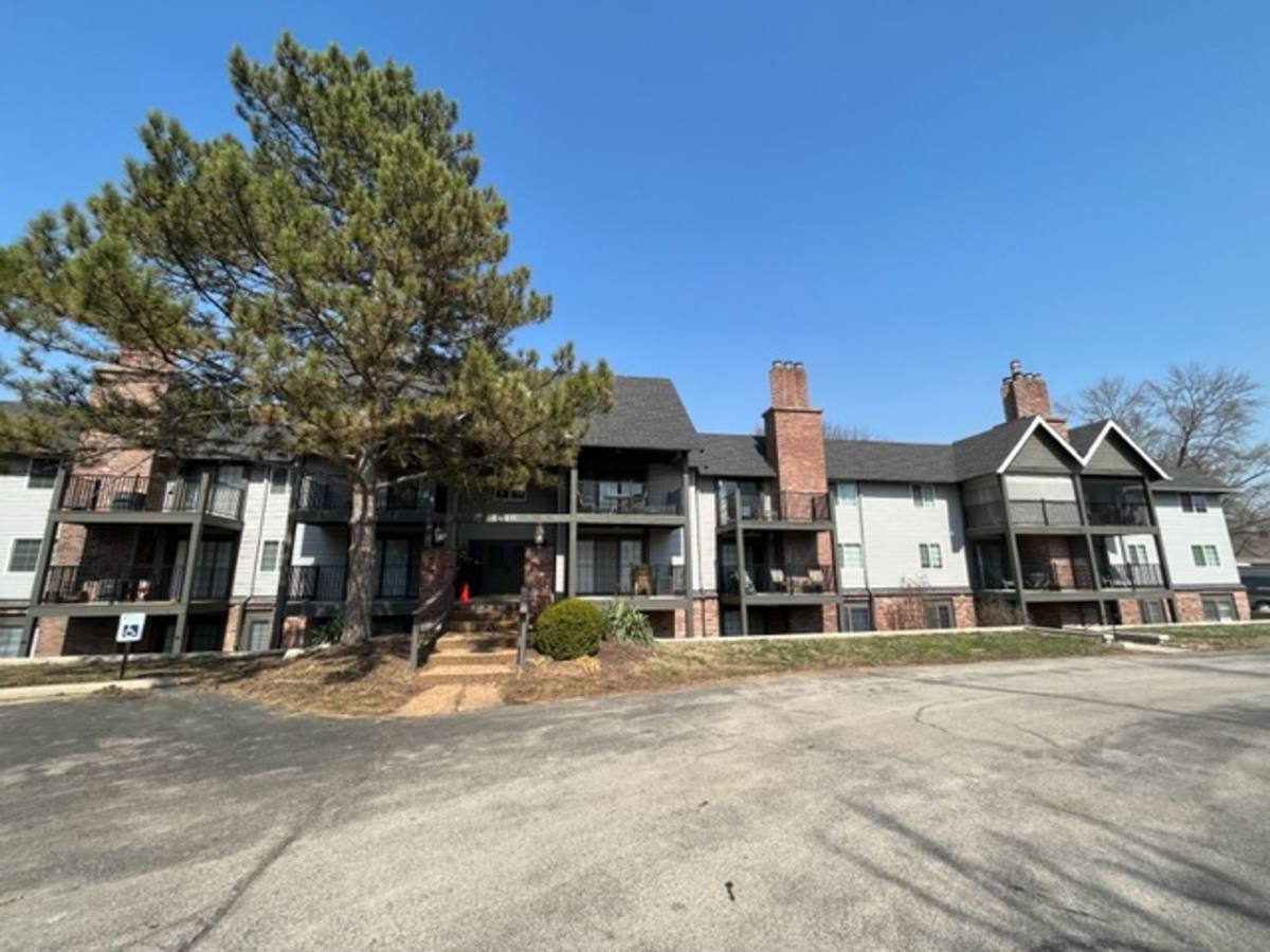 Apartment for rent at 1002 Heritage Court, Saint Charles, MO 63303