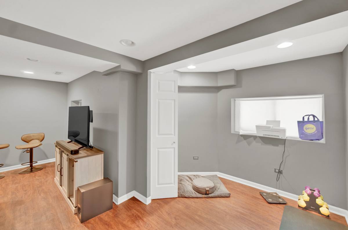 Apartment for rent at 3501 N Pine Grove Ave, Chicago, IL 60657