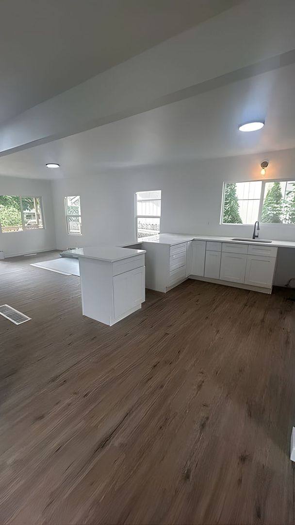 8833 SE Pine St, Portland, OR 97216