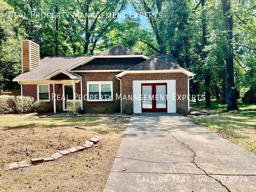 House for rent at 723 Cricketwood Lane, Charlotte, NC 28215