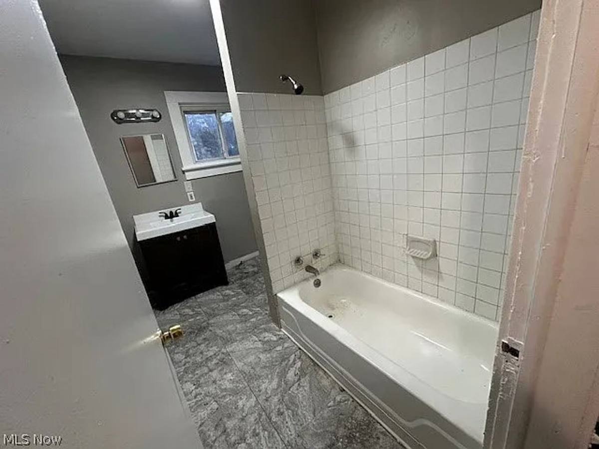 House for rent at 483 Douglas St, Akron, OH 44307