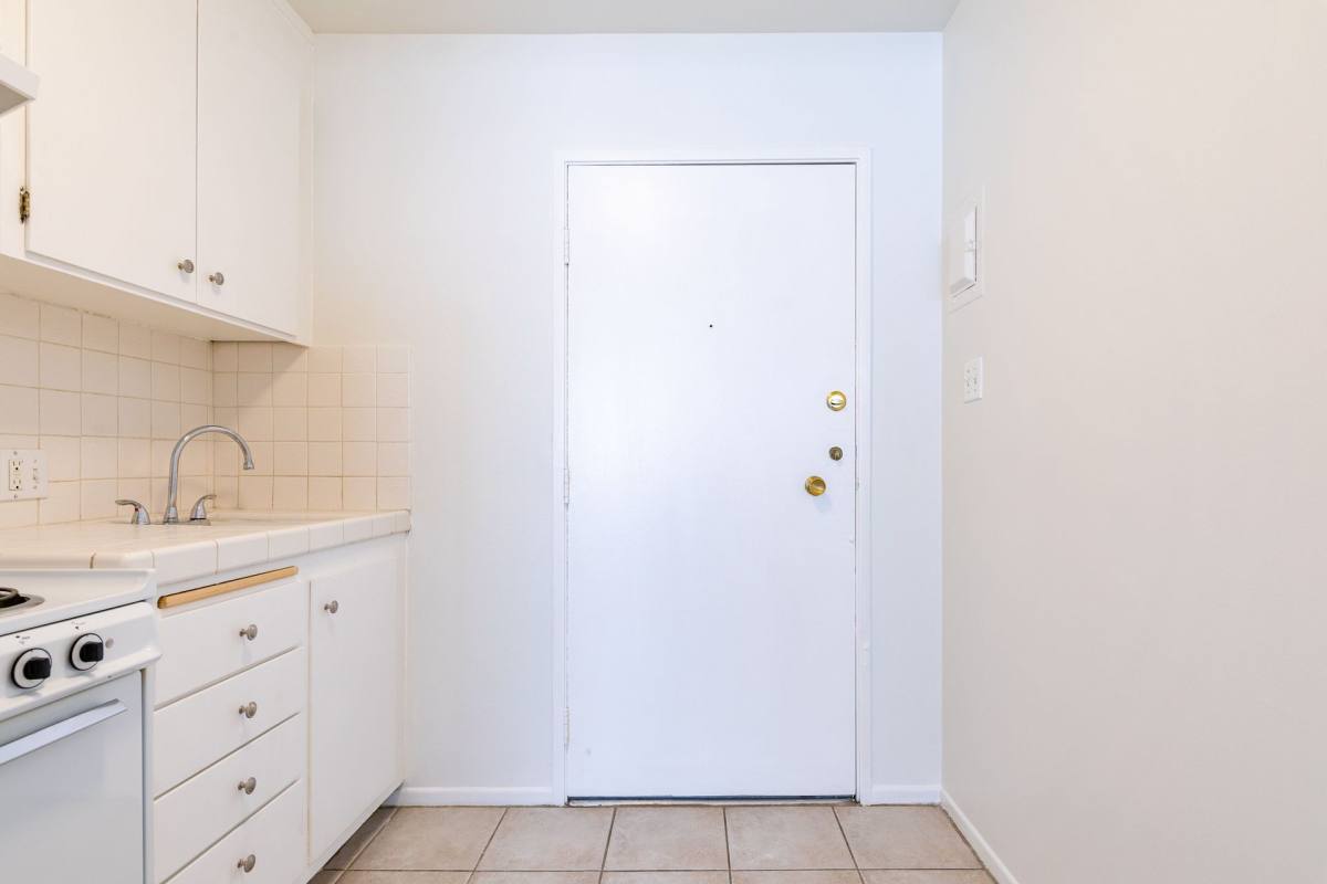 Apartment for rent at 509 S Manhattan Place, Los Angeles, CA 90020