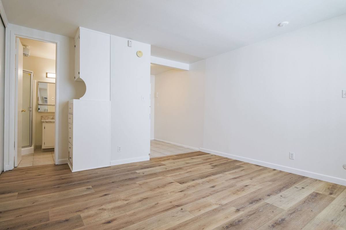 Apartment for rent at 509 S Manhattan Place, Los Angeles, CA 90020