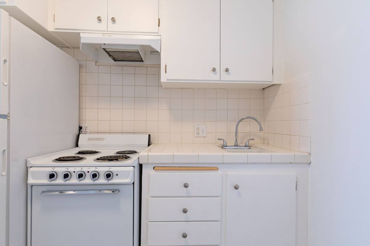 Apartment for rent at 509 S Manhattan Place, Los Angeles, CA 90020