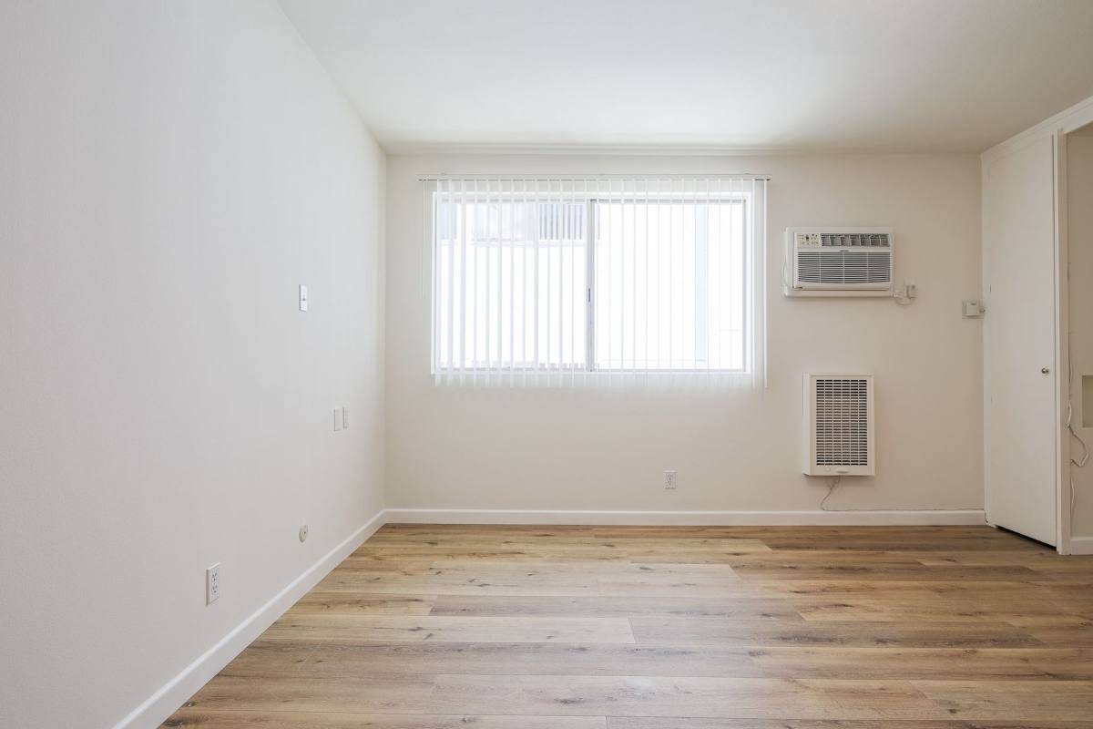 Apartment for rent at 509 S Manhattan Place, Los Angeles, CA 90020