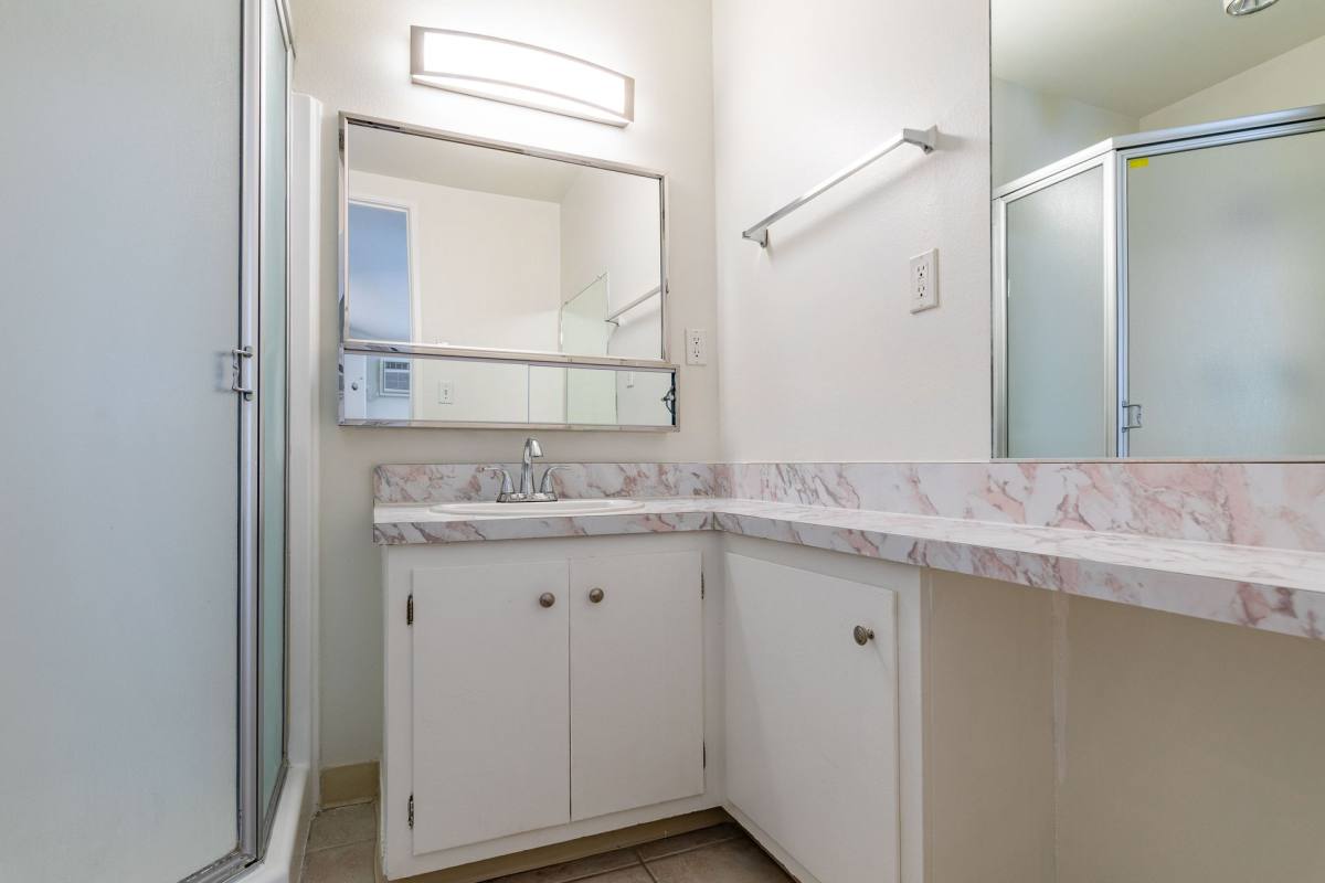Apartment for rent at 509 S Manhattan Place, Los Angeles, CA 90020