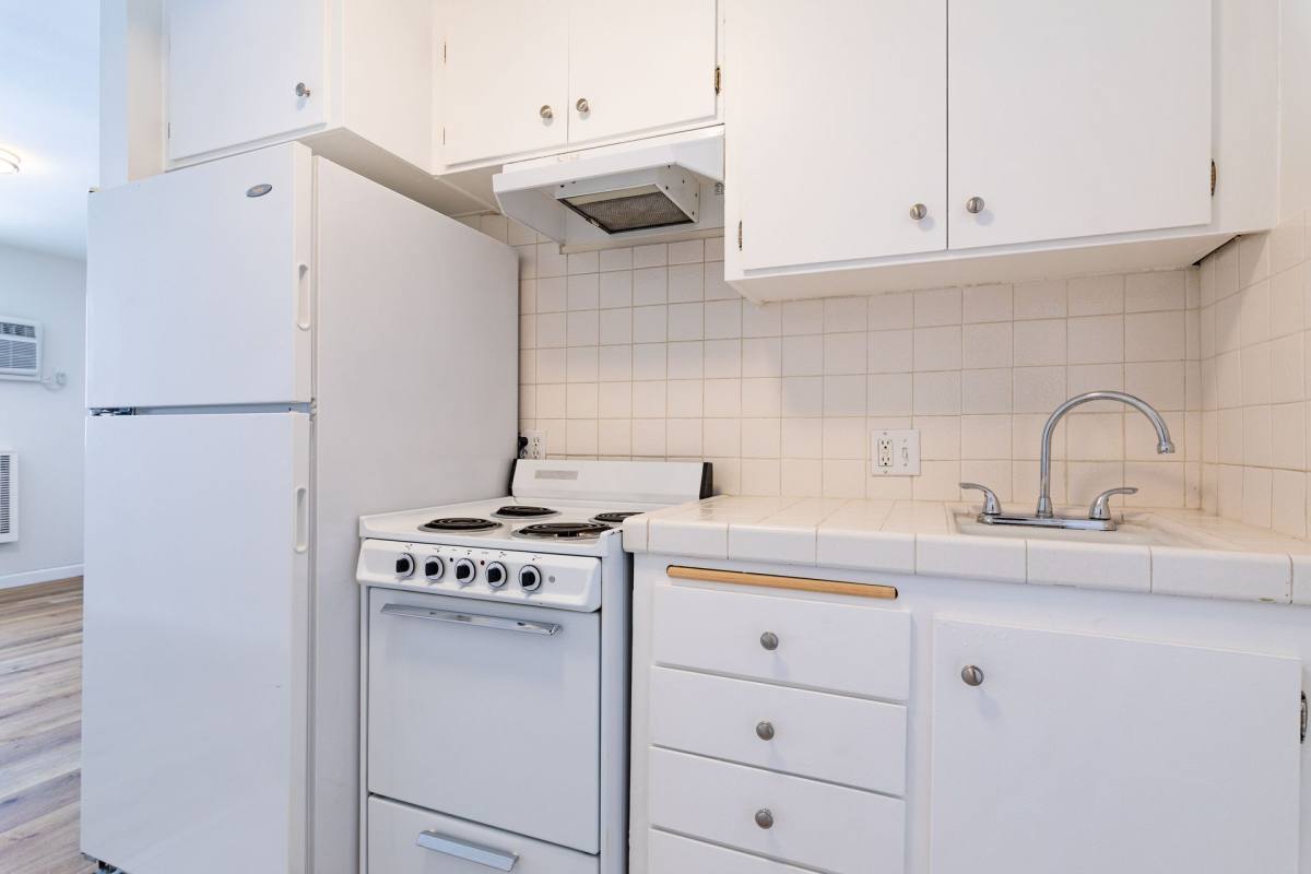Apartment for rent at 509 S Manhattan Place, Los Angeles, CA 90020