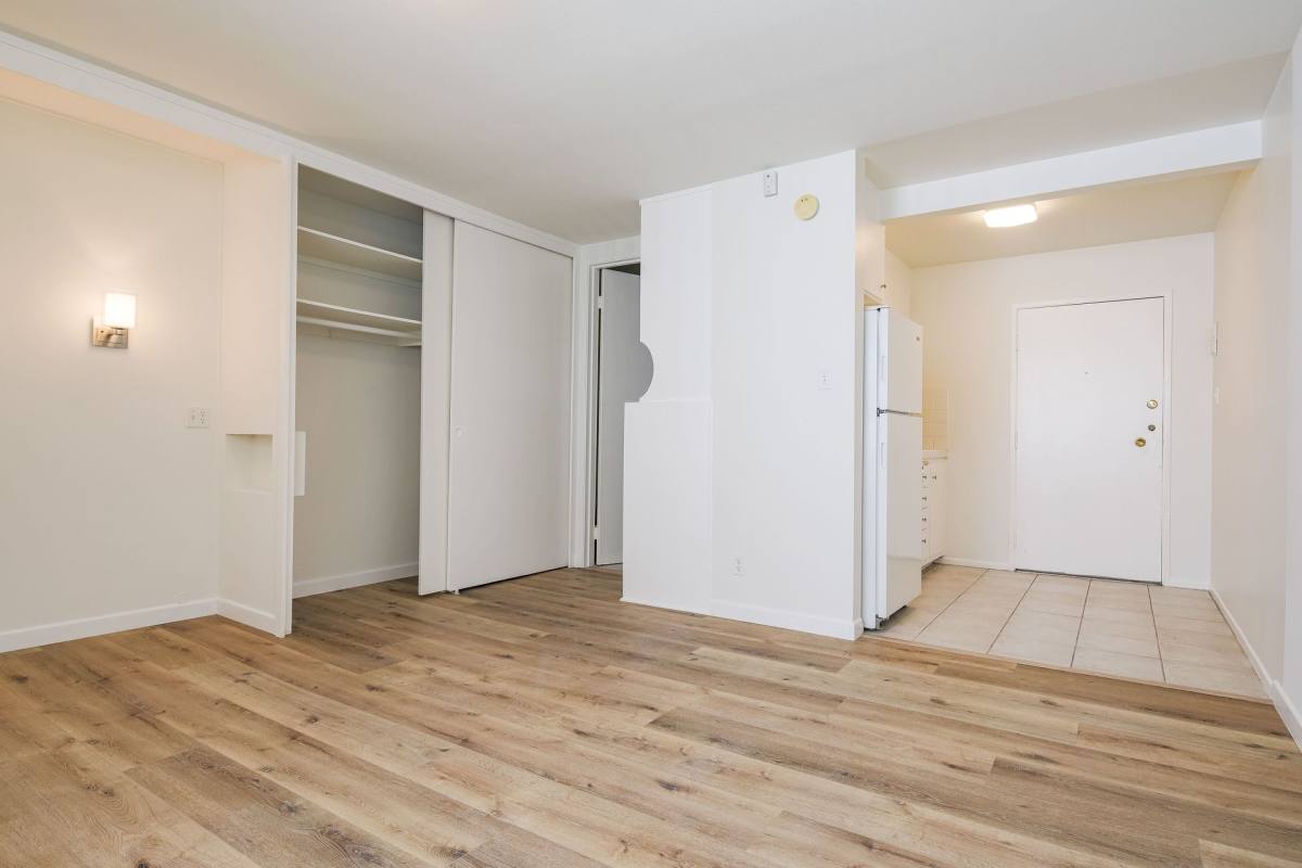 Apartment for rent at 509 S Manhattan Place, Los Angeles, CA 90020