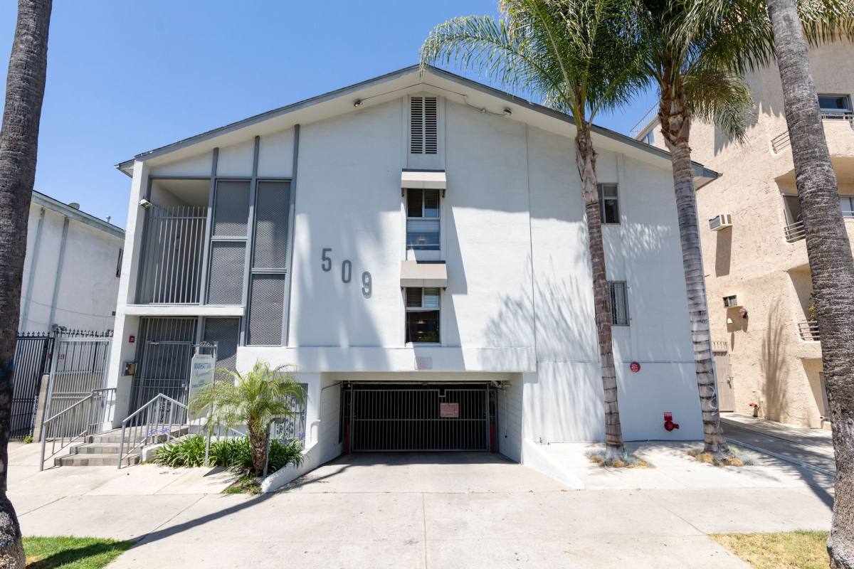 Apartment for rent at 509 S Manhattan Place, Los Angeles, CA 90020