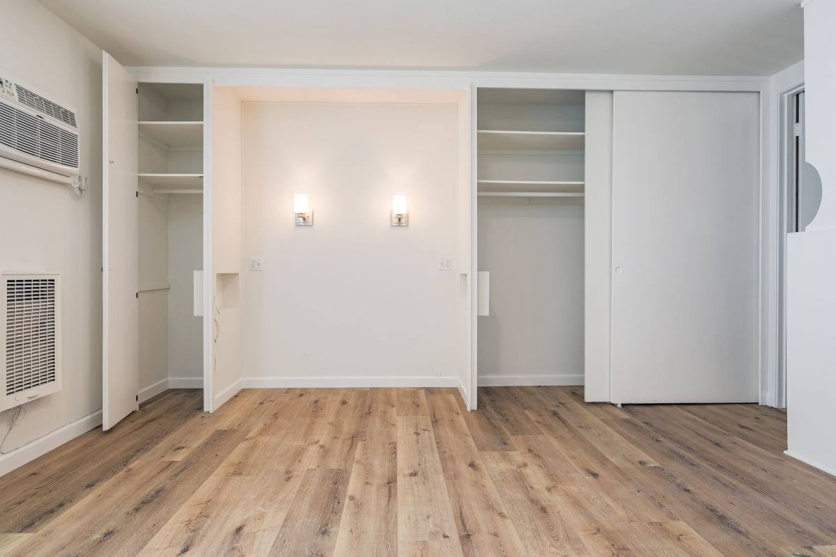 Apartment for rent at 509 S Manhattan Place, Los Angeles, CA 90020