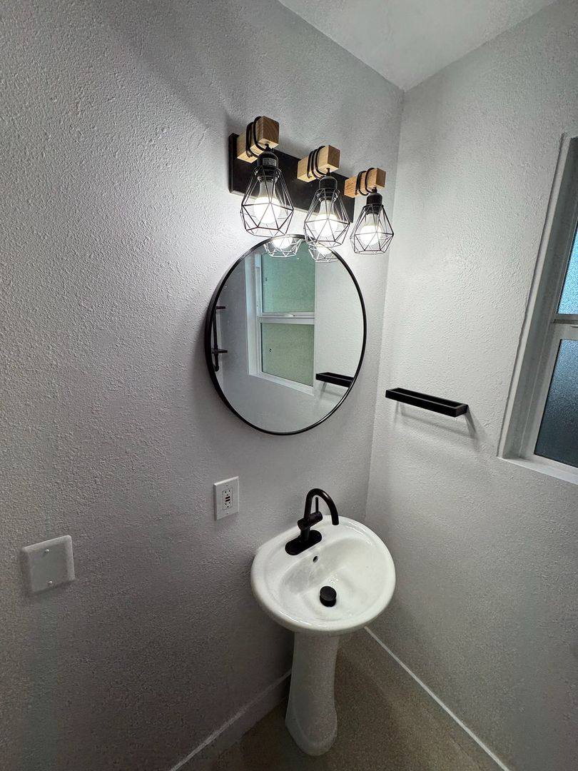 Apartment for rent at 11722 Riverside Dr, Valley Village, CA 91607
