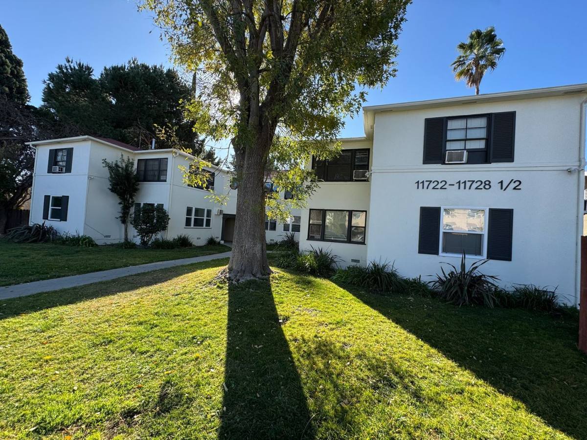 Apartment for rent at 11722 Riverside Dr, Valley Village, CA 91607