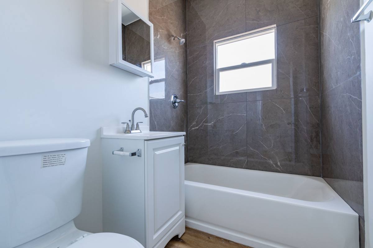 Apartment for rent at 915 S Kenmore Ave, Los Angeles, CA 90006
