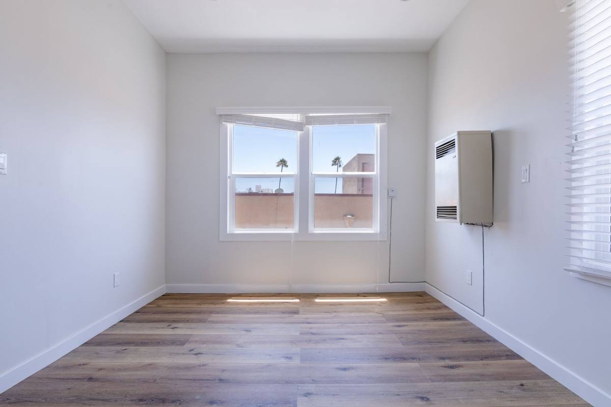 Apartment for rent at 915 S Kenmore Ave, Los Angeles, CA 90006