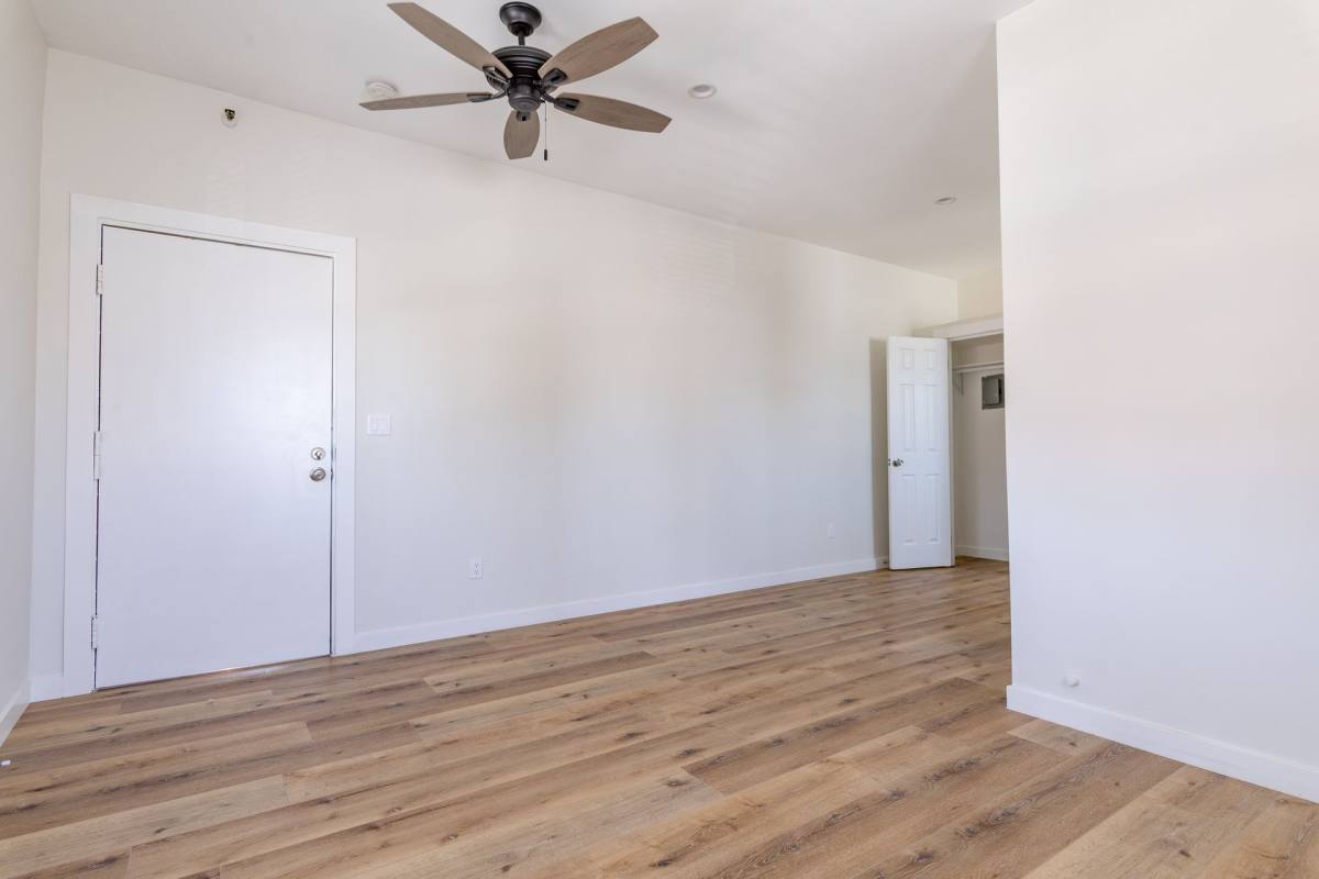 Apartment for rent at 915 S Kenmore Ave, Los Angeles, CA 90006