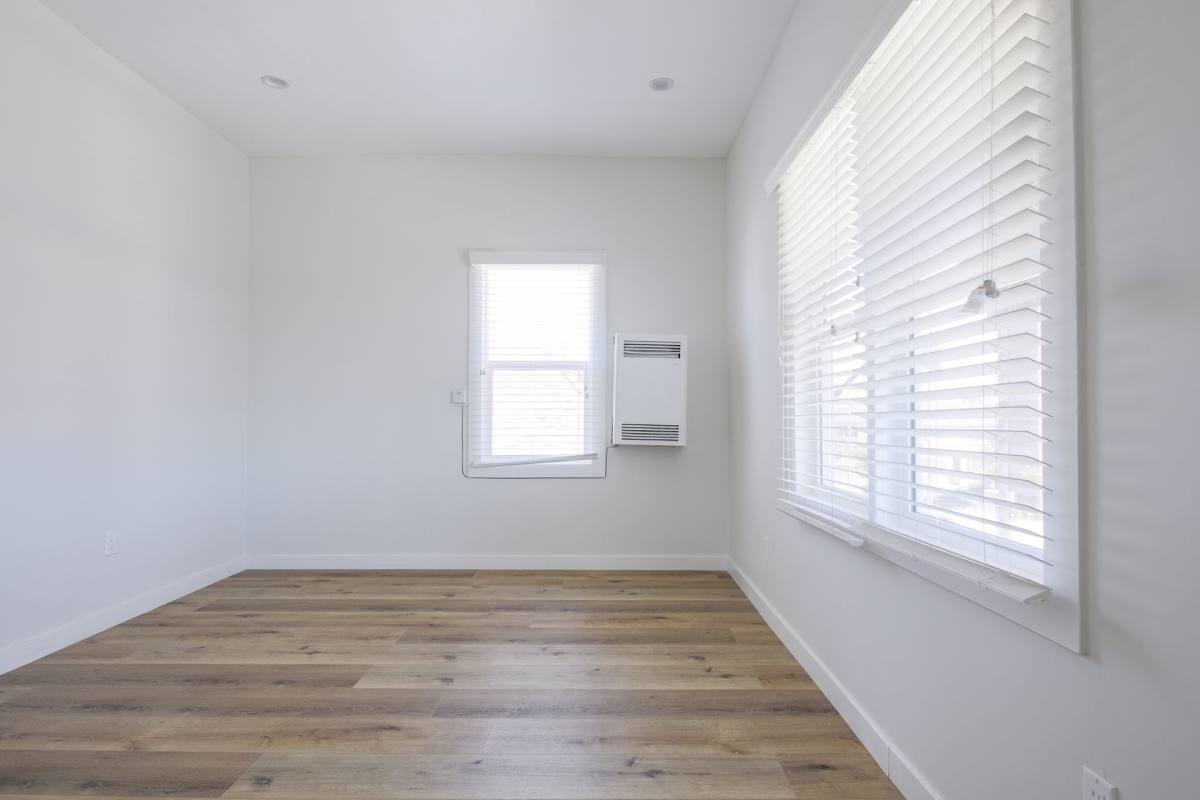 Apartment for rent at 915 S Kenmore Ave, Los Angeles, CA 90006