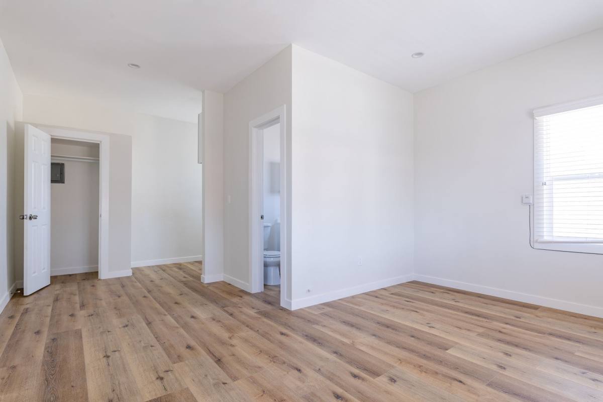 Apartment for rent at 915 S Kenmore Ave, Los Angeles, CA 90006