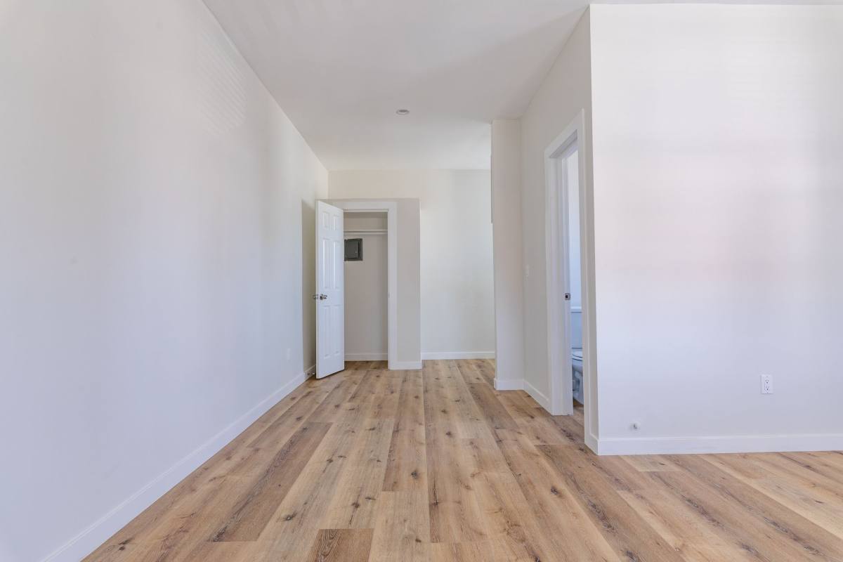 Apartment for rent at 915 S Kenmore Ave, Los Angeles, CA 90006
