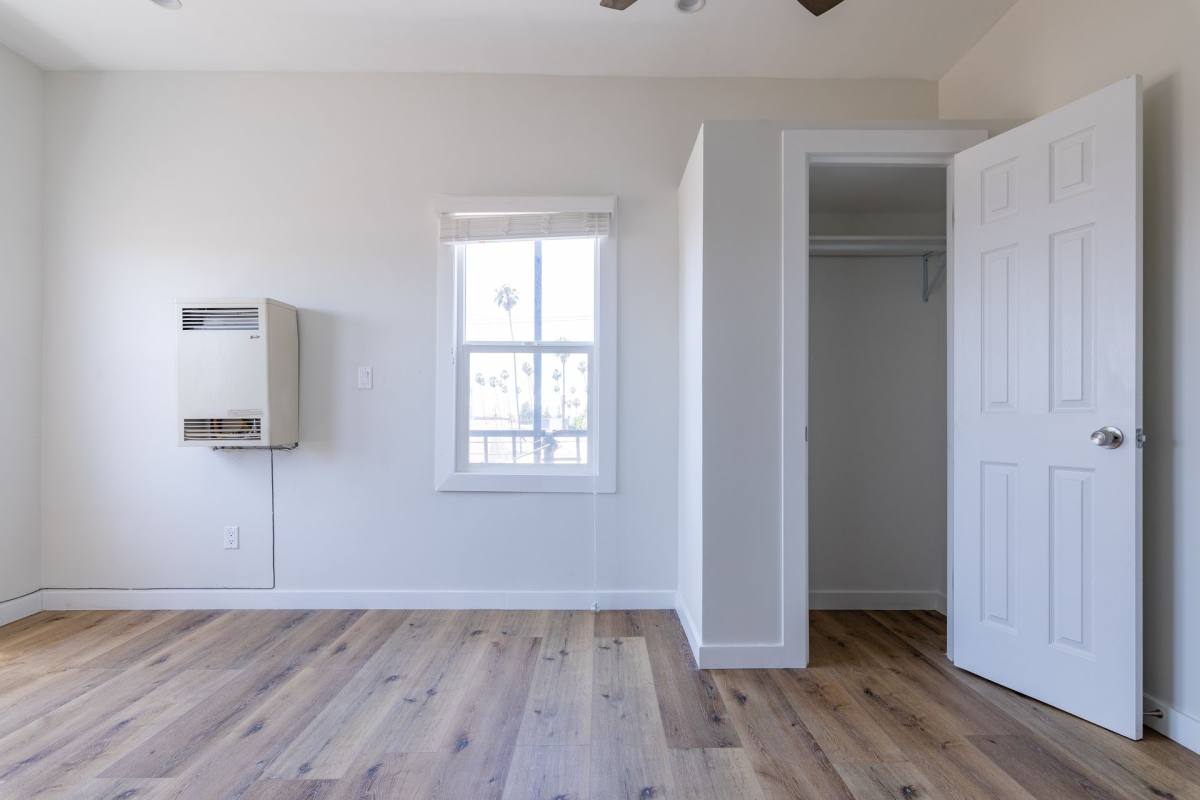 Apartment for rent at 915 S Kenmore Ave, Los Angeles, CA 90006